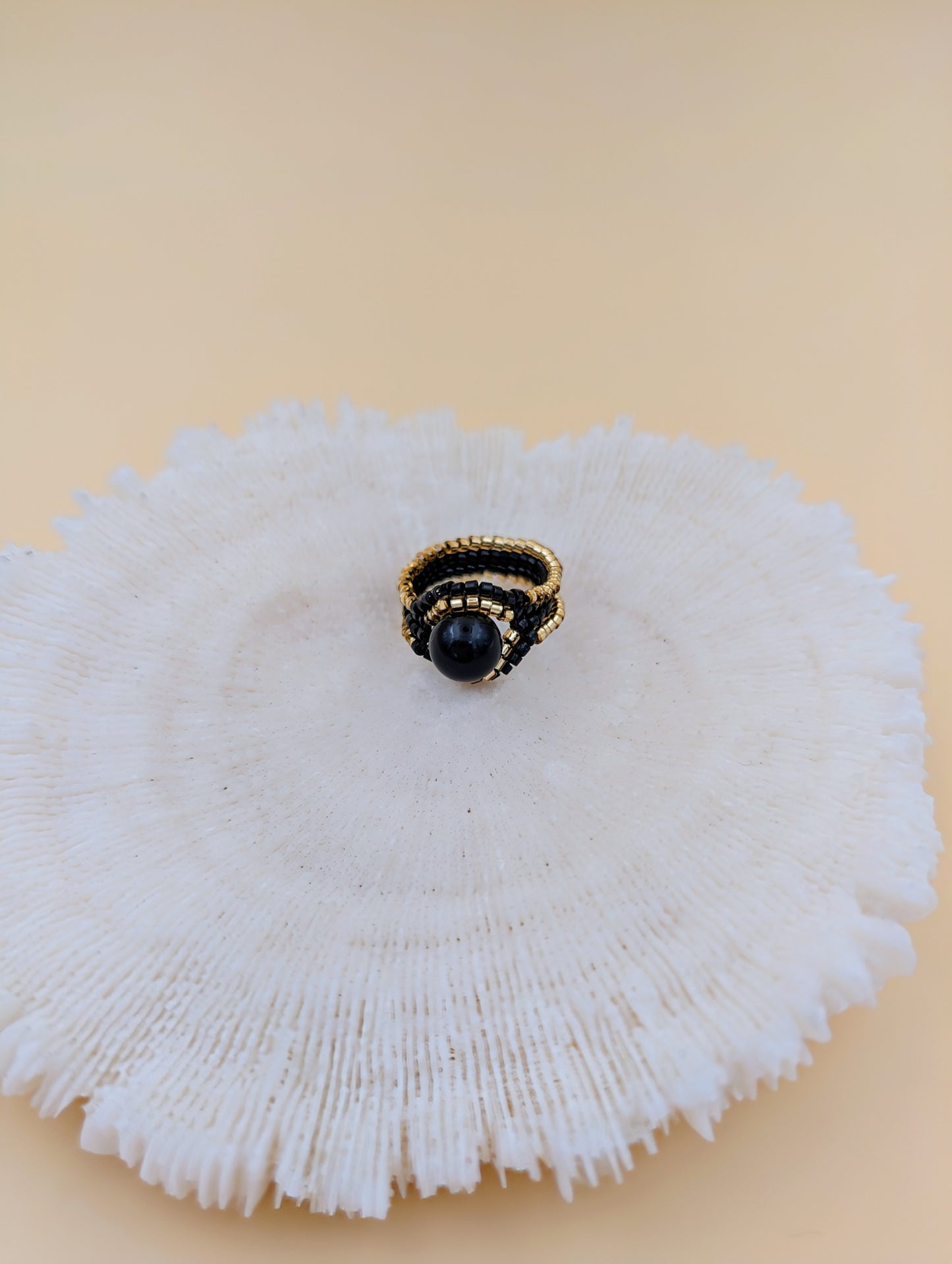 Bague artisanale Icarus, tissée en perles Miyuki et obsidienne dorée