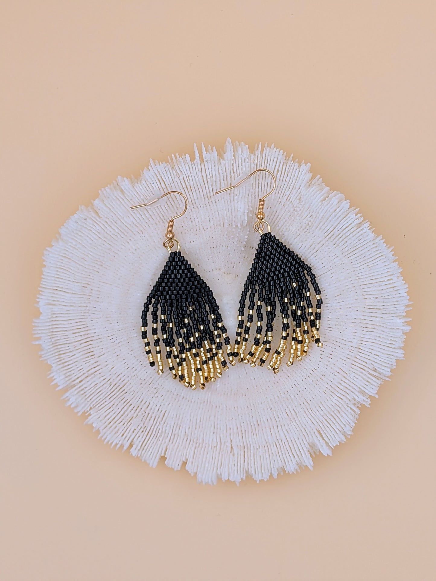Boucles d'oreilles artisanales Aurora, à franges, tissées en perles Miyuki