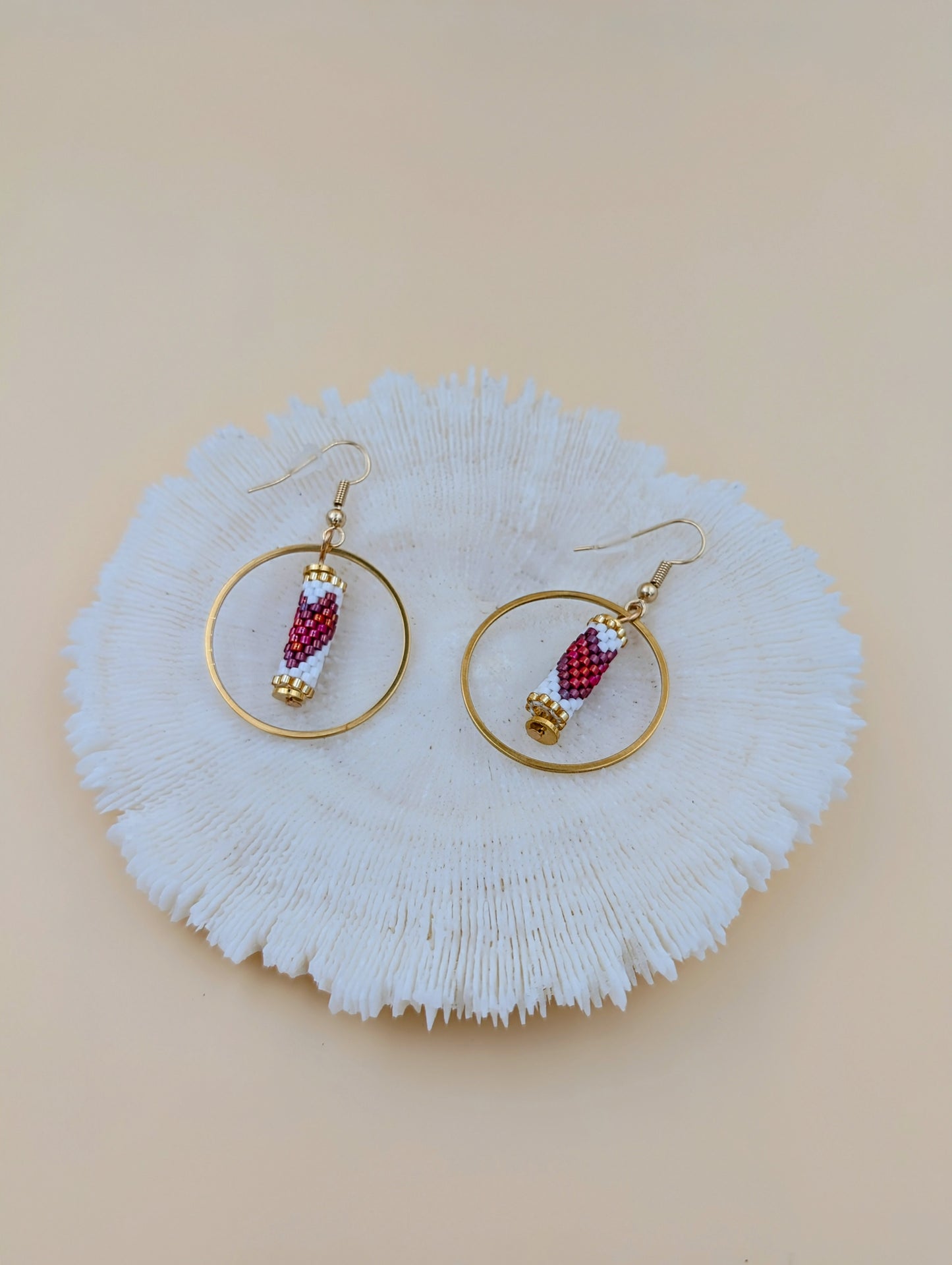 Boucles d’oreilles artisanales pendantes Cupidon, tissées en perles Miyuki