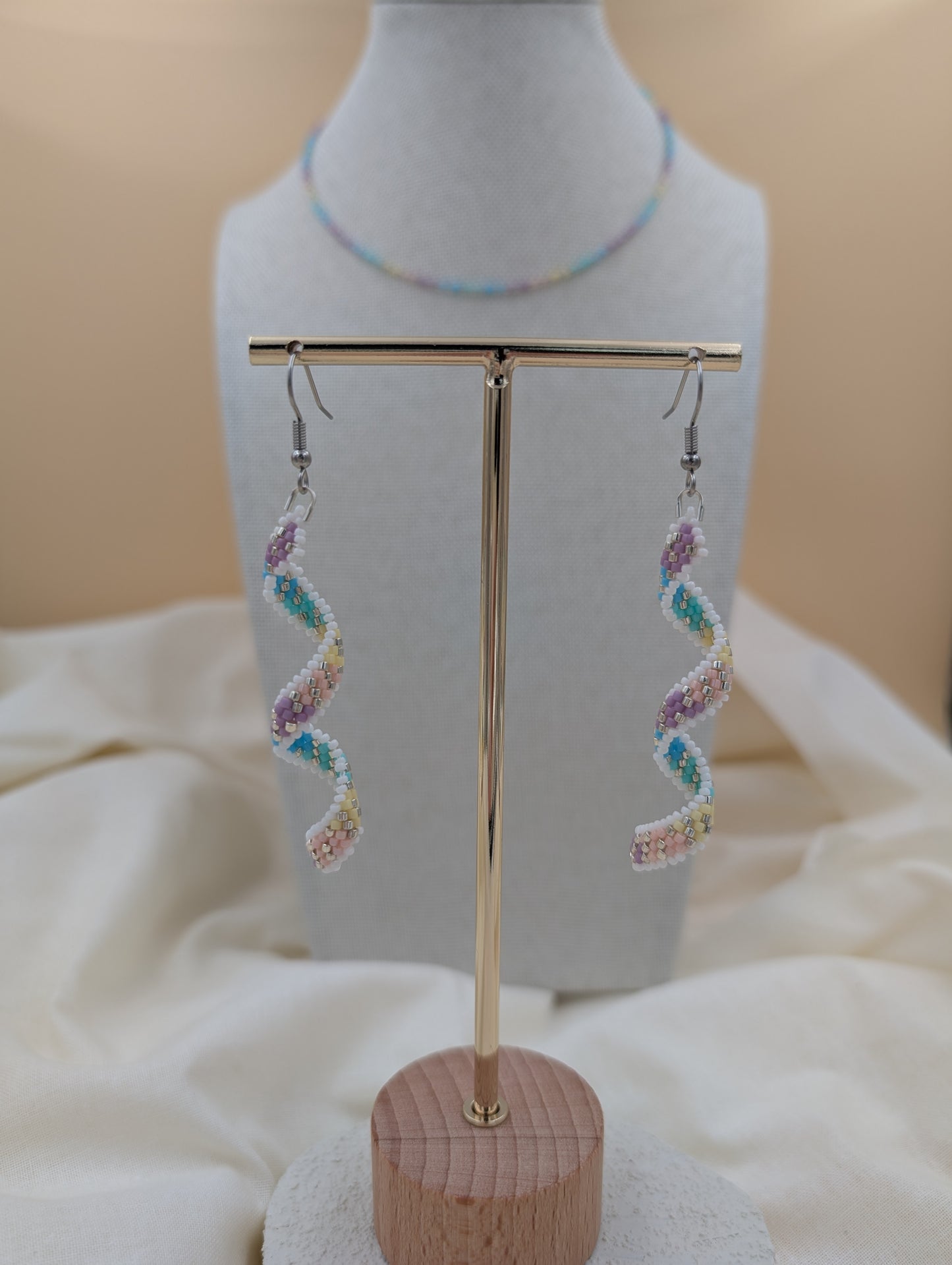 Boucles d’oreilles artisanales pendantes et torsadées Gaïa, en perles Miyuki