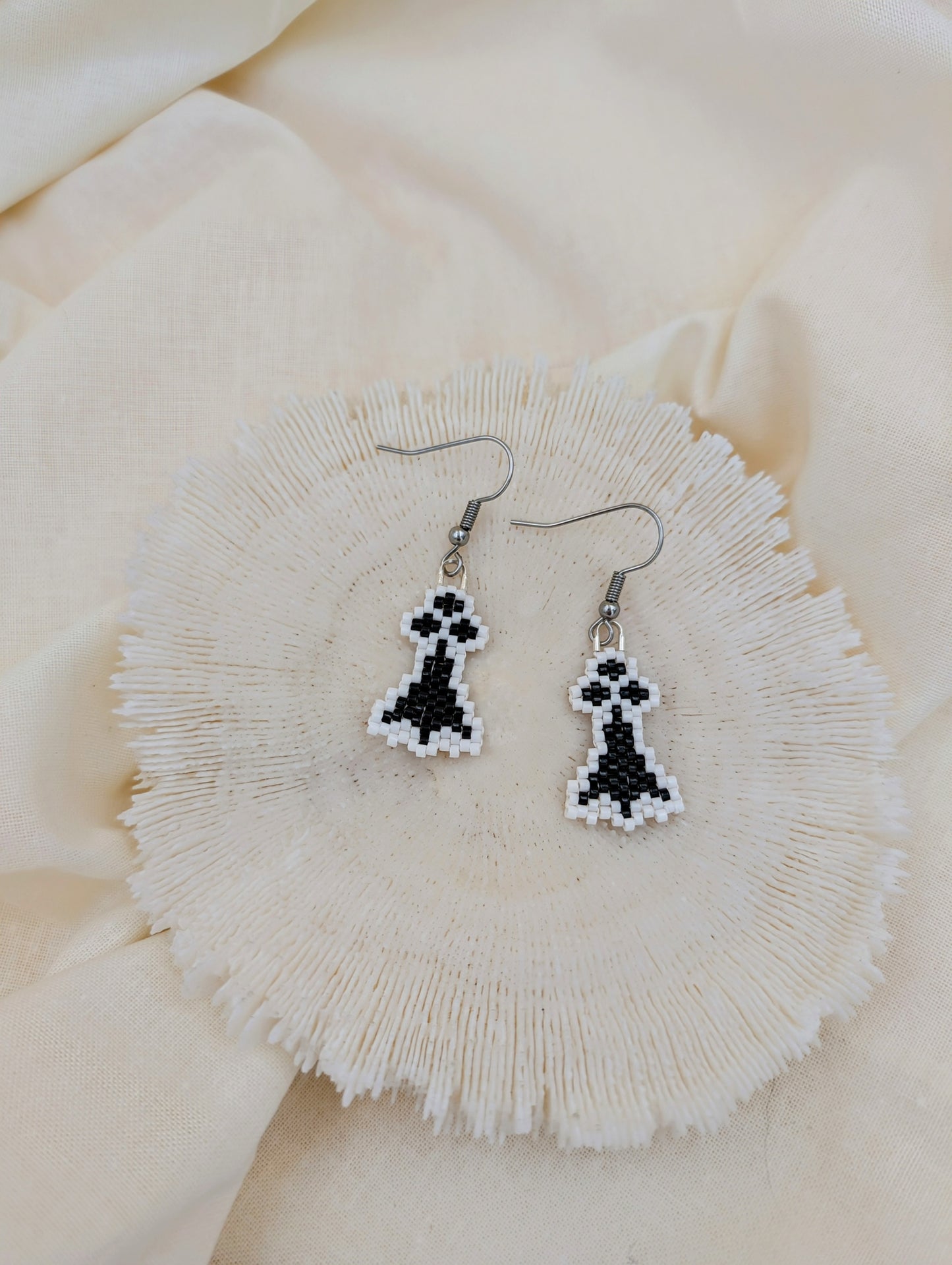 Boucles d’oreilles artisanales pendantes Hermines, en perles Miyuki