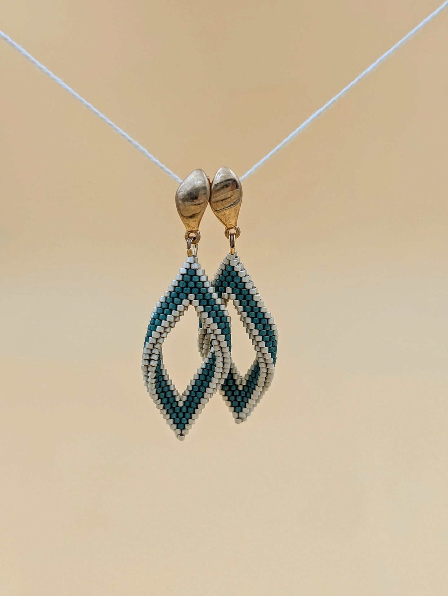 Boucles d'oreilles artisanales pendantes Freya, tissées en perles Miyuki