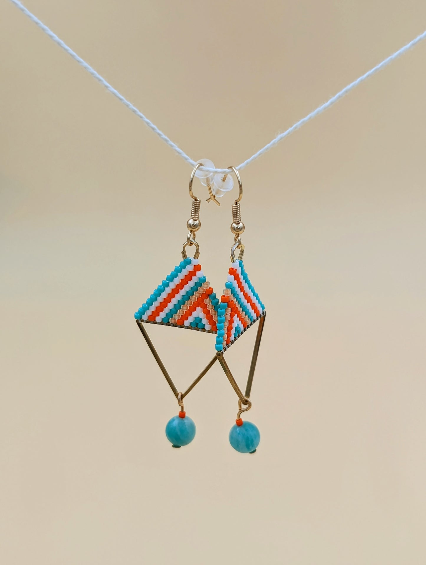 Boucles d'oreilles artisanales pendante Maya, tissées en perles Miyuki et azurite