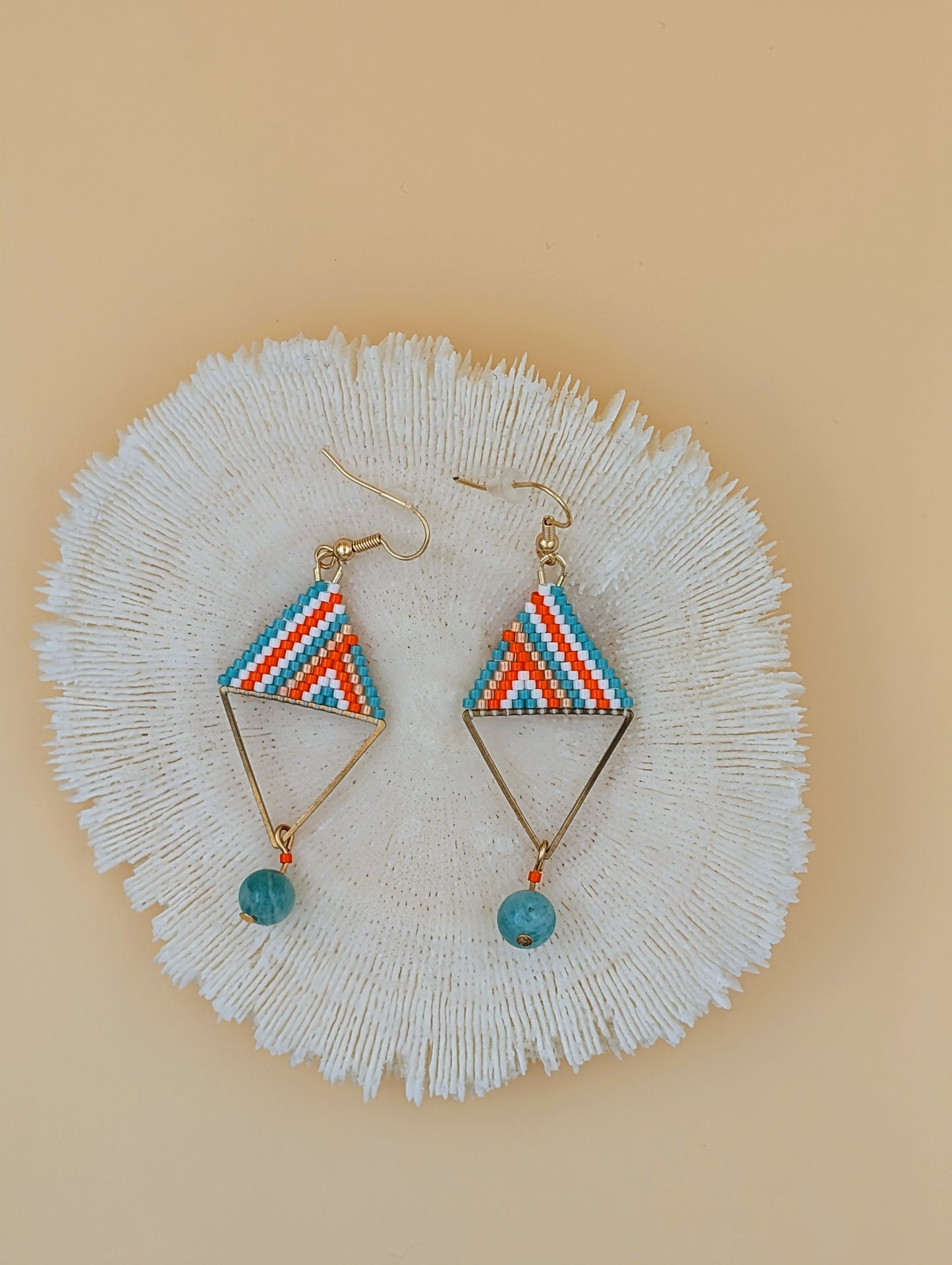 Boucles d'oreilles artisanales pendante Maya, tissées en perles Miyuki et azurite