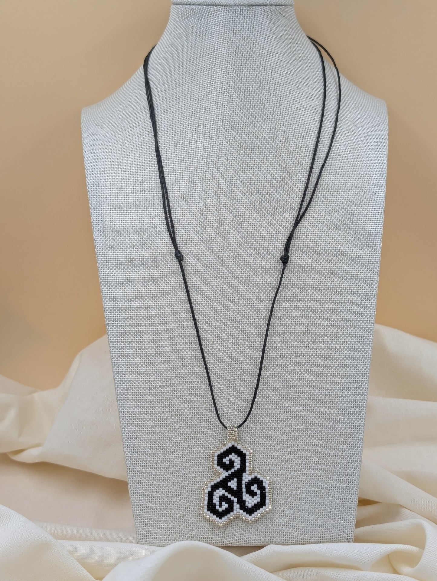 Collier artisanal réglable Triskel, en perles Miyuki