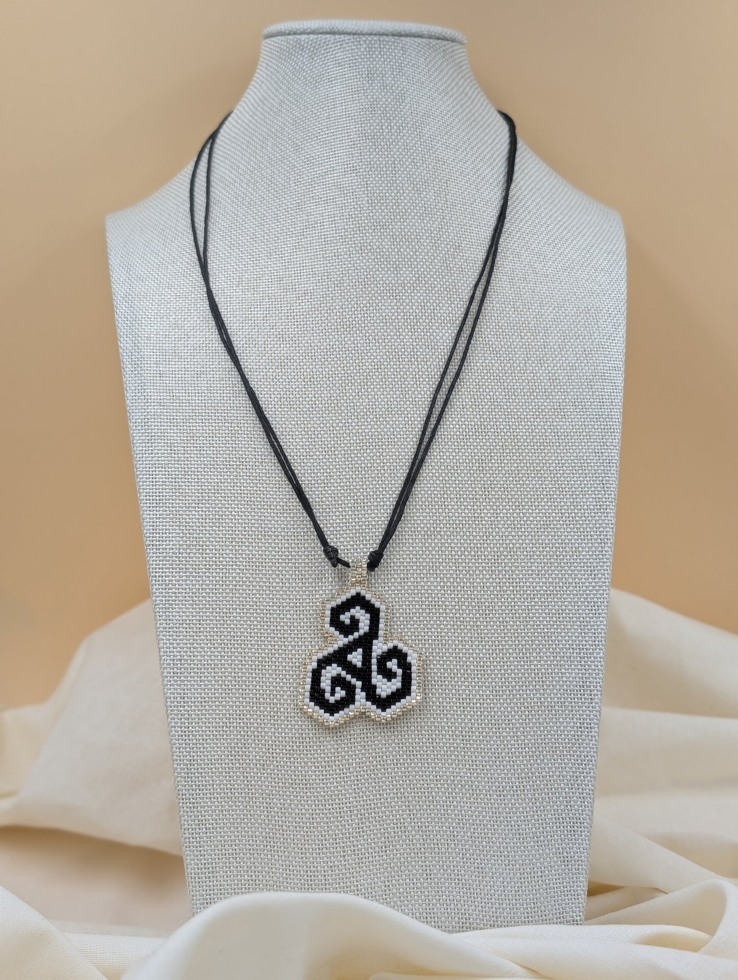 Parure BZH : Collier Triskel et boucles d'oreilles Hermines, en perles Miyuki Delicas