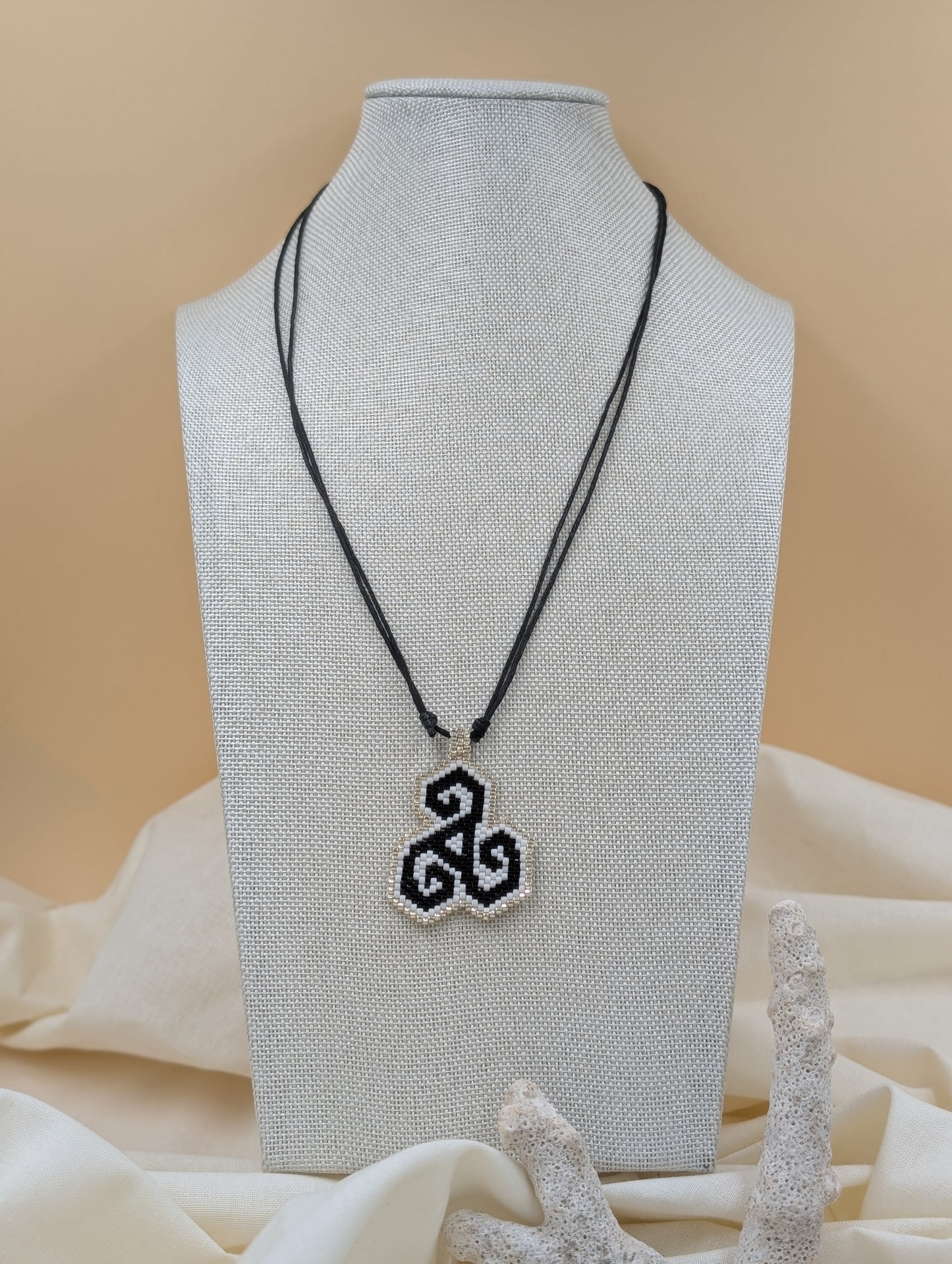 Collier artisanal réglable Triskel, en perles Miyuki