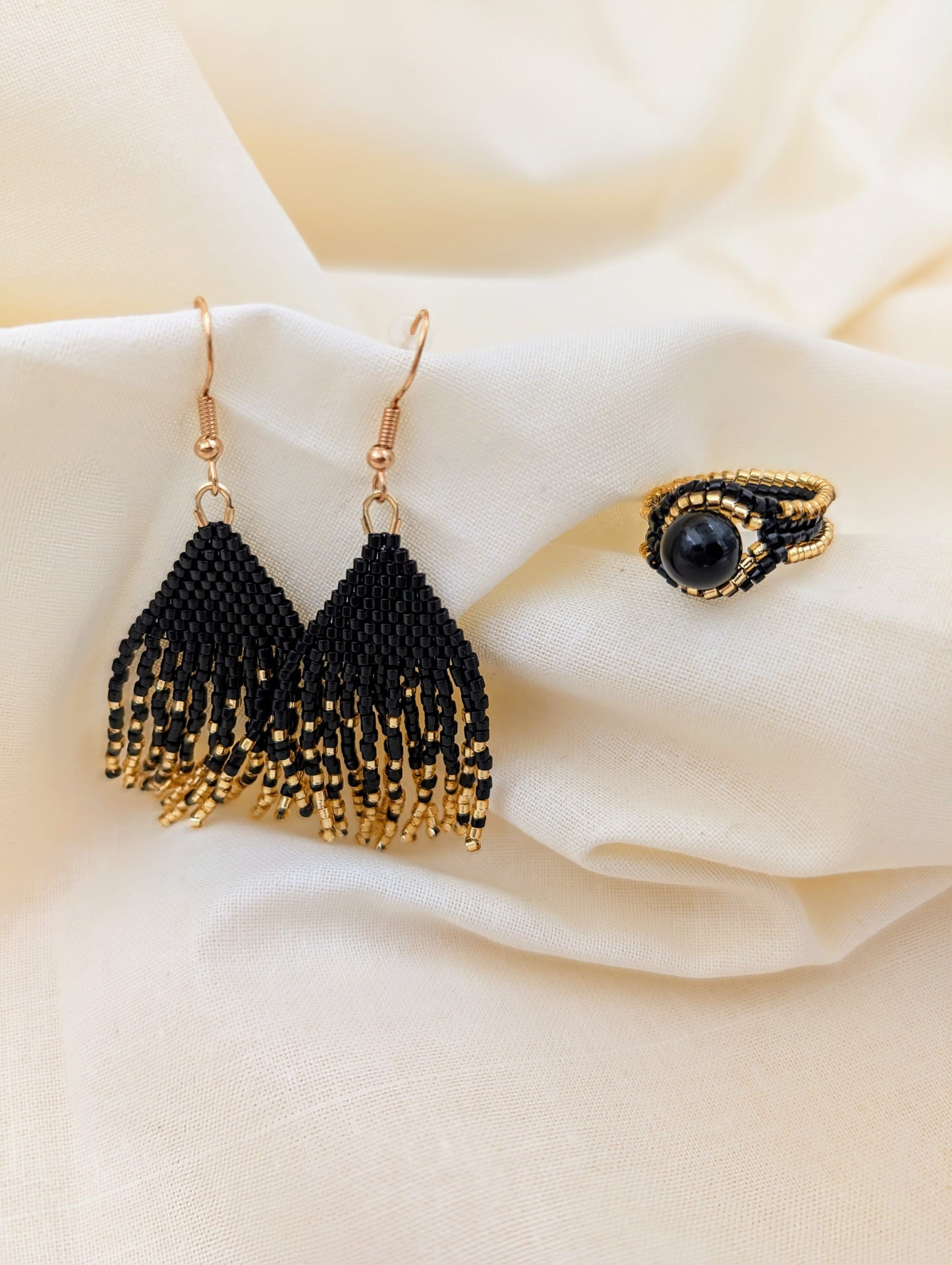 Parure Noir & Or : Bague Icarus et Boucles d'oreilles Aurora ; tissées en perles Miyuki