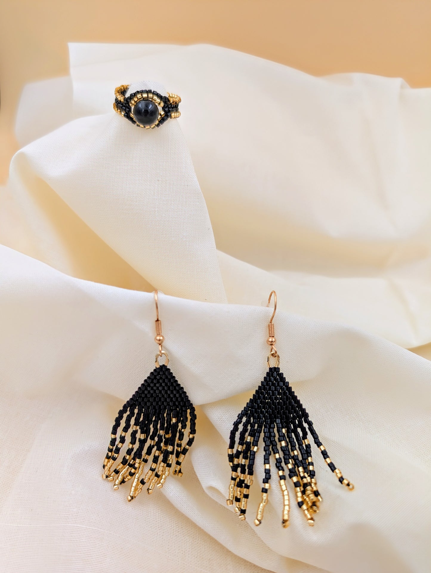 Parure Noir & Or : Bague Icarus et Boucles d'oreilles Aurora ; tissées en perles Miyuki