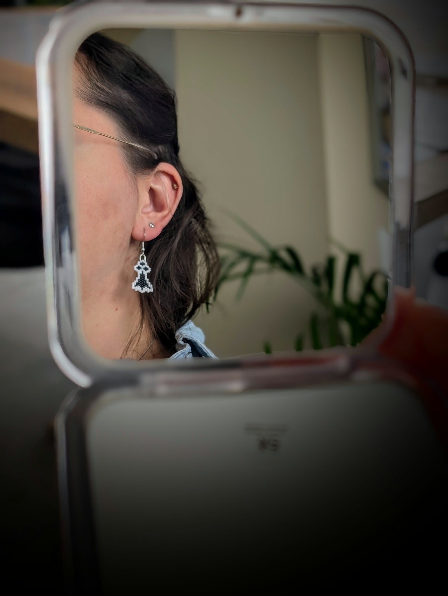 Boucles d’oreilles artisanales pendantes Hermines, en perles Miyuki
