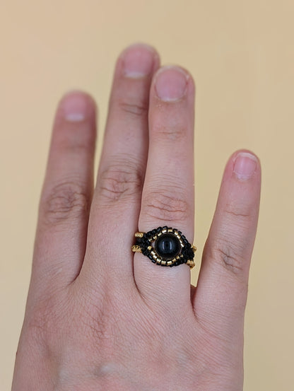Bague artisanale Icarus, tissée en perles Miyuki et obsidienne dorée