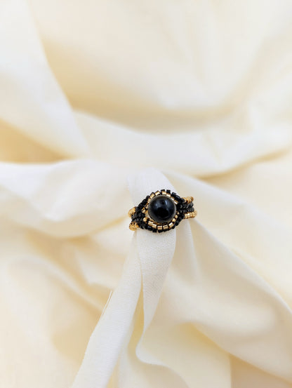 Bague artisanale Icarus, tissée en perles Miyuki et obsidienne dorée