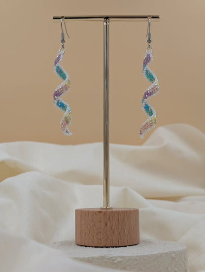 Boucles d’oreilles artisanales pendantes et torsadées Gaïa, en perles Miyuki