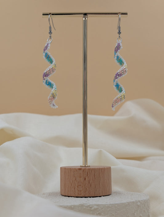Boucles d’oreilles artisanales pendantes et torsadées Gaïa, en perles Miyuki