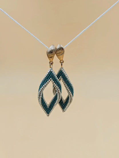 Boucles d'oreilles artisanales pendantes Freya, tissées en perles Miyuki