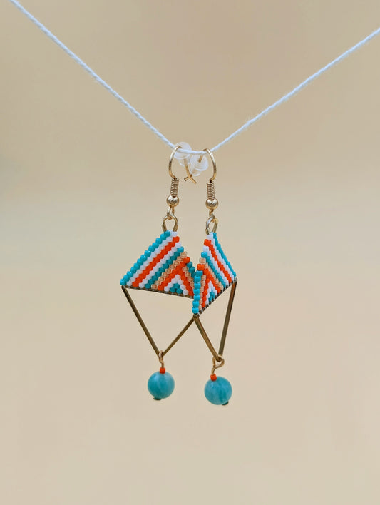 Boucles d'oreilles artisanales pendante Maya, tissées en perles Miyuki et azurite