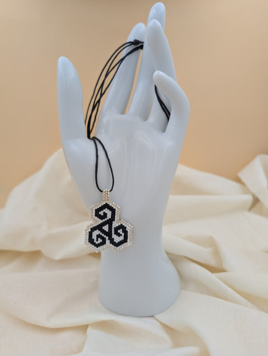 Collier artisanal réglable Triskel, en perles Miyuki
