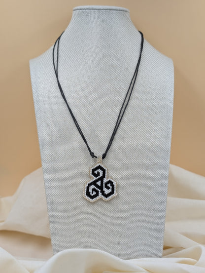 Parure BZH : Collier Triskel et boucles d'oreilles Hermines, en perles Miyuki Delicas